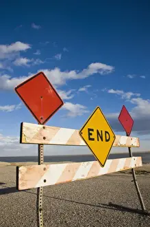 Images Dated 25th December 2008: USA, California, Salton City. Salton Sea, sign for the end