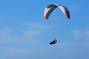 Images Dated 4th May 2015: USA, California, San Diego. Hang glider flying at Torrey Pines Gliderport. Credit as