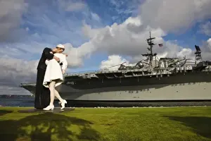 Images Dated 23rd December 2008: USA, California, San Diego. Unconditional Surrender by J. Seward Johnson alongside