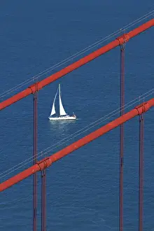 Images Dated 2nd May 2014: USA, California, San Francisco - Golden Gate Bridge and yacht, San Francisco Bay