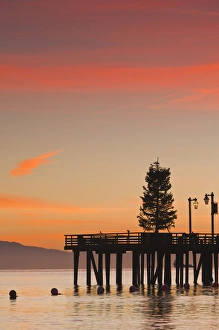 Images Dated 24th December 2010: USA, California, Southern California, Santa Barbara, Stearns Wharf, dawn