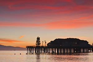 Images Dated 24th December 2010: USA, California, Southern California, Santa Barbara, Stearns Wharf, dawn