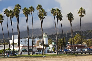 Images Dated 22nd December 2010: USA, California, Southern California, Santa Barbara, harborfront and beach