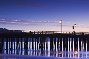 Images Dated 24th December 2010: USA, California, Southern California, Santa Barbara, Stearns Wharf, dawn