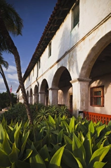 Images Dated 23rd December 2010: USA, California, Southern California, Santa Barbara, Mission Santa Barbara, dawn