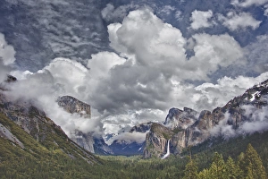 Images Dated 20th April 2011: USA California Yosemite Bridalveil Falls