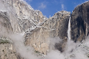 Images Dated 27th October 2004: USA, California, Yosemite National Park. Yosemite Falls after a light snowstorm