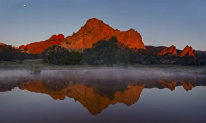 Images Dated 21st September 2013: USA, Colorado, Colorado Springs. Sandstone cliff reflected in pond