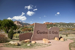 Images Dated 5th October 2009: USA, Colorado, Colorado Springs, Garden of the Gods with Pikes Peak and Entrance sign