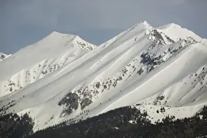 Images Dated 31st May 2015: USA, Colorado. Fresh spring snow coats Sawatch Range