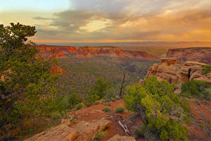 Images Dated 18th May 2013: USA, Colorado, Fruita. Sunrise over Colorado National Monument