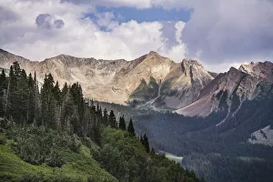 Images Dated 17th January 2022: USA, Colorado, Gunnison National Forest. Landscape with Avery Peak