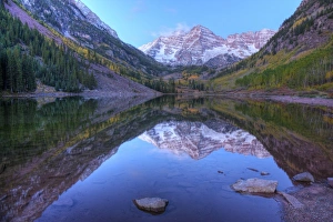 USA, Colorado, Maroon Bells-Snowmass Wilderness, Maroon Bells from Maroon Lake