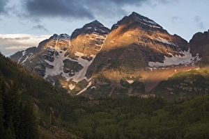 Images Dated 11th July 2014: USA, Colorado, Maroon Bells State Park. Sunrise on Maroon Bells mountains. Credit as