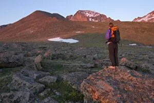 Images Dated 23rd June 2007: USA, Colorado, Rocky Mountain NP. A female hiker and Longs Peak. (MR)