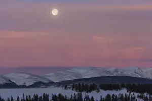 Images Dated 5th February 2015: USA, Colorado. Setting full moon and alpenglow above Mosquito Range