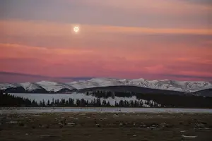 Images Dated 5th February 2015: USA, Colorado. Setting full moon and alpenglow above Mosquito Range
