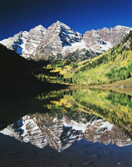 USA, Colorado, White River National Forest, Maroon Bells reflected in Maroon Lake