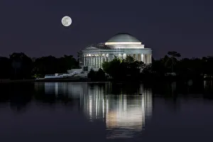 Images Dated 4th November 2021: Usa, District of Columbia. Moon rising over the Jefferson Memorial