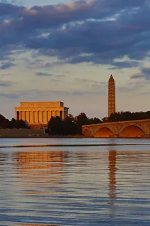 USA, District of Columbia, Washingon, Memorial Bridge and the Lincoln Memorial at Sunset