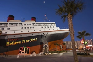 Images Dated 6th January 2010: USA, Florida, Florida Panhandle, Panama City Beach, sinking ship motif of the Ripley s