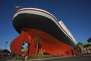 USA, Florida, Florida Panhandle, Panama City Beach, sinking ship motif of the Ripley s