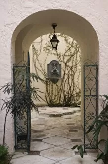 Images Dated 9th January 2007: USA, Florida, Palm Beach: Worth Avenue, Via Mizner Alleyway, Passageway