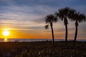 Images Dated 28th September 2021: USA, Florida, Sarasota, Crescent Beach, Siesta Key, Sunset