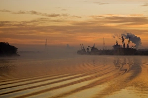 Images Dated 19th January 2010: USA, Georgia, Savannah, Fog at dawn along the Savannah River