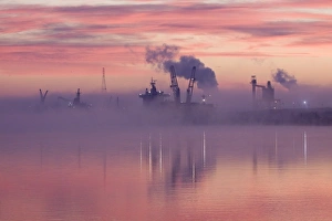 Images Dated 19th January 2010: USA, Georgia, Savannah, Fog at dawn along the Savannah River