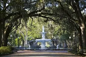 Images Dated 28th March 2007: USA, Georgia, Savannah. Fountain in Forsyth Park. Water sprays from mythical sea