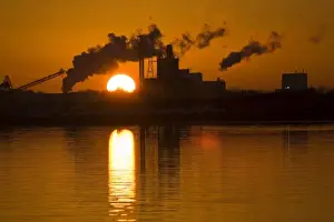 Images Dated 6th March 2008: USA; Georgia; Savannah. Industry along the Savannah River at dawn