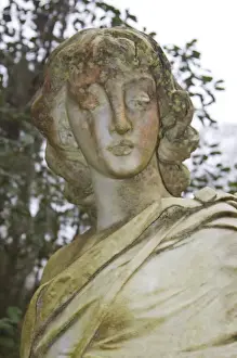 Images Dated 15th March 2009: USA; Georgia; Savannah; Statue in Historic Bonaventure Cemetery