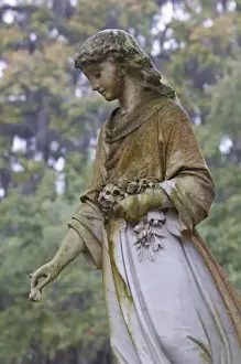 Images Dated 15th March 2009: USA; Georgia; Savannah; Statue in Historic Bonaventure Cemetery
