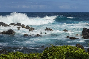 Images Dated 19th February 2013: USA, Hawaii, The Big Island. Wave crashing on shore rocks of Laupahoehoe Park. Credit as