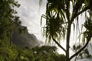 USA, Hawaii, Kauai Island, Na Pali Coast State Park, Setting sun lights tropical