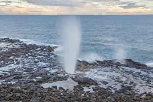 Images Dated 25th March 2018: USA, Hawaii, Kauai. Spouting Horn spray and ocean