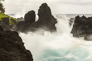 Images Dated 23rd March 2018: USA, Hawaii, Laupahoehoe Beach Point State Park. Crashing waves on shore rocks. Credit as