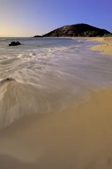 USA, Hawaii, Maui, Makena Beach Evening light and footprints in the sand