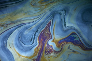 Images Dated 8th May 2014: USA, Hawaii, Oahu, Hololulu, Pearl Harbour, USS Arizona Memorial - Oil still leaking