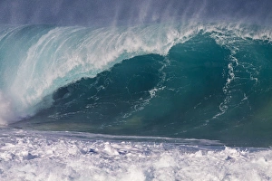 Images Dated 12th January 2010: USA; Hawaii; Oahu; Large waves along the Pipeline Beach on the winward side of the Island