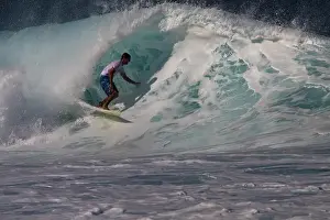 Images Dated 12th January 2010: USA; Hawaii; Oahu; Sufers in Action at the Pipeline on the North Coast of Oahu