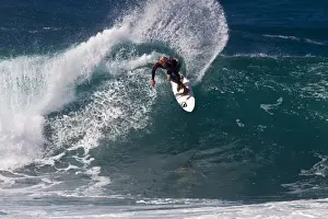 Images Dated 12th January 2010: USA; Hawaii; Oahu; Sufers in Action at the Pipeline on the North Coast of Oahu