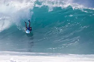 Images Dated 12th January 2010: USA; Hawaii; Oahu; Sufers in Action at the Pipeline on the North Coast of Oahu