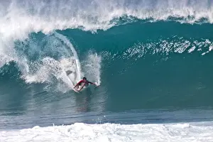 Images Dated 12th January 2010: USA; Hawaii; Oahu; Sufers in Action at the Pipeline on the North Coast of Oahu