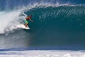 Images Dated 12th January 2010: USA; Hawaii; Oahu; Sufers in Action at the Pipeline on the North Coast of Oahu