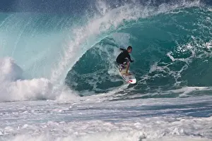 Images Dated 12th January 2010: USA; Hawaii; Oahu; Sufers in Action at the Pipeline on the North Coast of Oahu