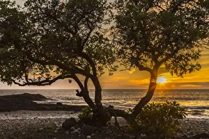 Images Dated 18th March 2018: USA, Hawaii, Wawaloli Beach Park. Ocean beach at sunset