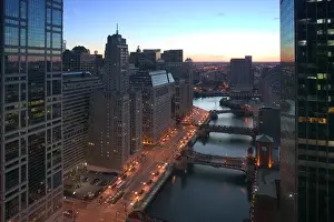 USA, Illinois, Chicago: The Loop: Buildings along West Wacker Drive from Marina City