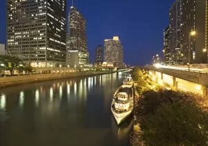 USA, Illinois, Chicago. Nighttime along the Chicago River near Wacker Drive